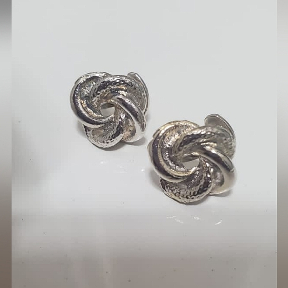 Twisted Rope Silver Tone Stud Earrings. 🌴